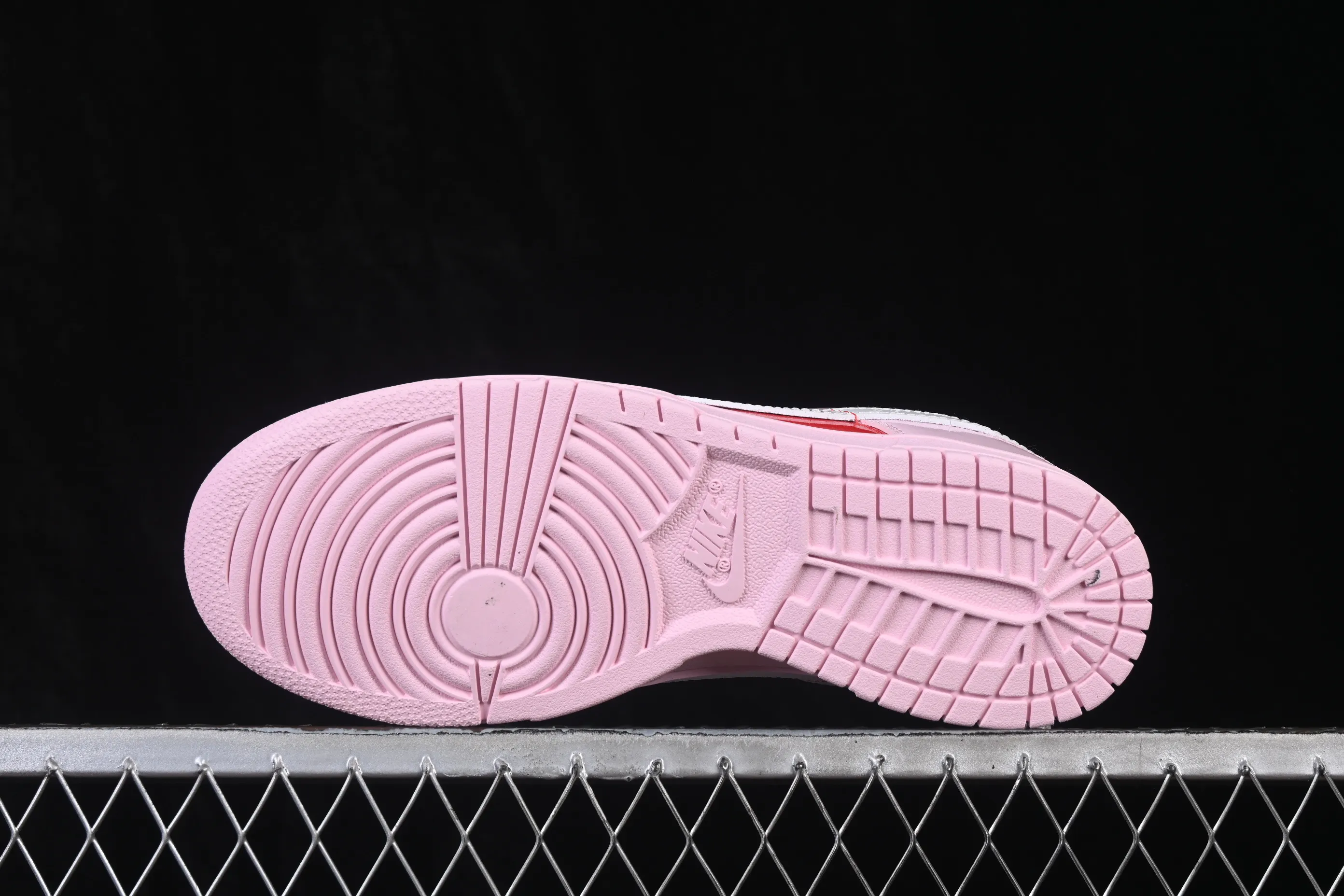 All categories Nk SB Dunk series Nk SB Dunk Low low-top sneakers Nike SB Dunk Low Valentine's Day limited low-top casual skateboard shoes IQ0218-663